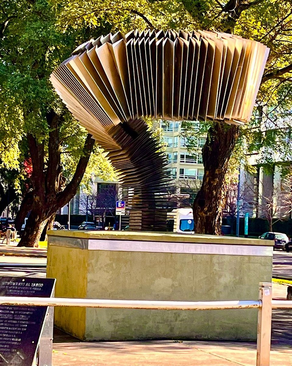 Monumento al Tango y Puente de la Mujer
